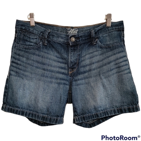 Old Navy Jean shorts women size 10 with pockets - Picture 1 of 3